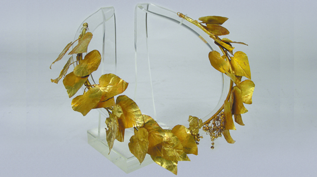 Χρυσό στεφάνι με φύλλα κισσού από το Καστελόριζο. Τέλη 4ου - αρχές 3ου αιώνα π.Χ. Αθήνα, Εθνικό Αρχαιολογικό Μουσείο (αρ. ευρ. Χρ. 1058)