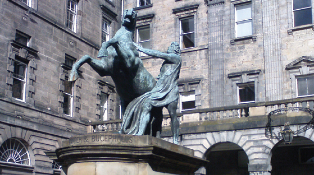 Άγαλμα του Μεγαλέξανδρου που δαμάζει τον Βουκεφάλα στον τουριστικό δρόμο προς το κάστρο του Εδιμβούργου.