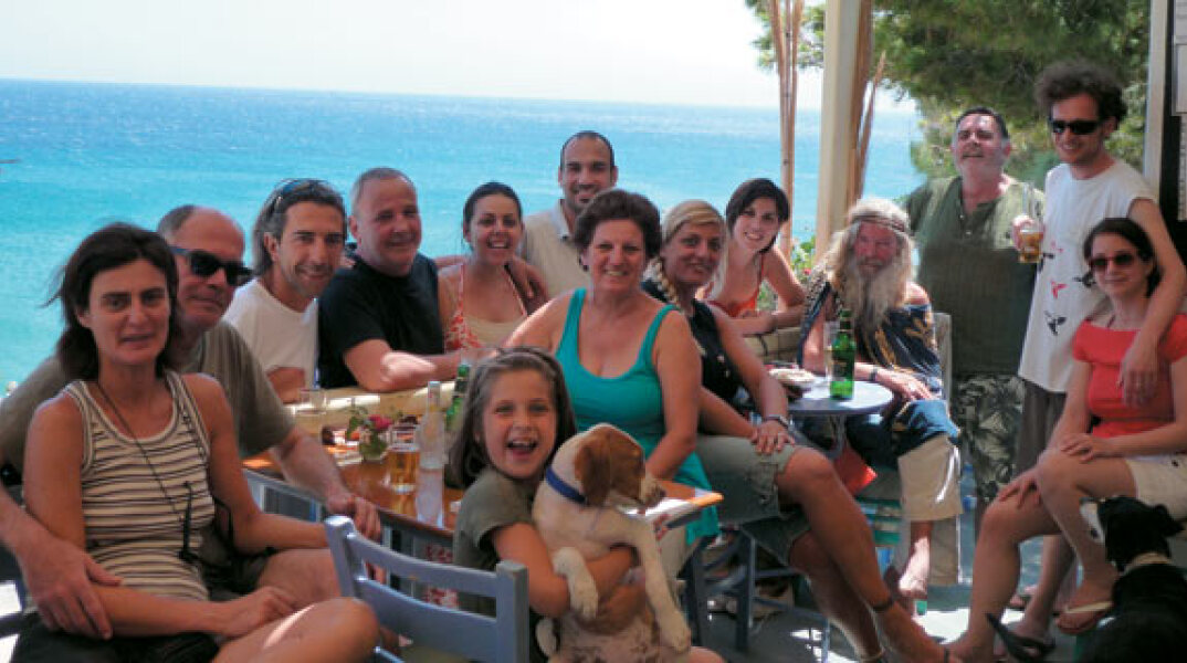 Τάσος Παυλόπουλος και φίλοι στο Καφενείο της Μαργαρίτας στην Ανάφη