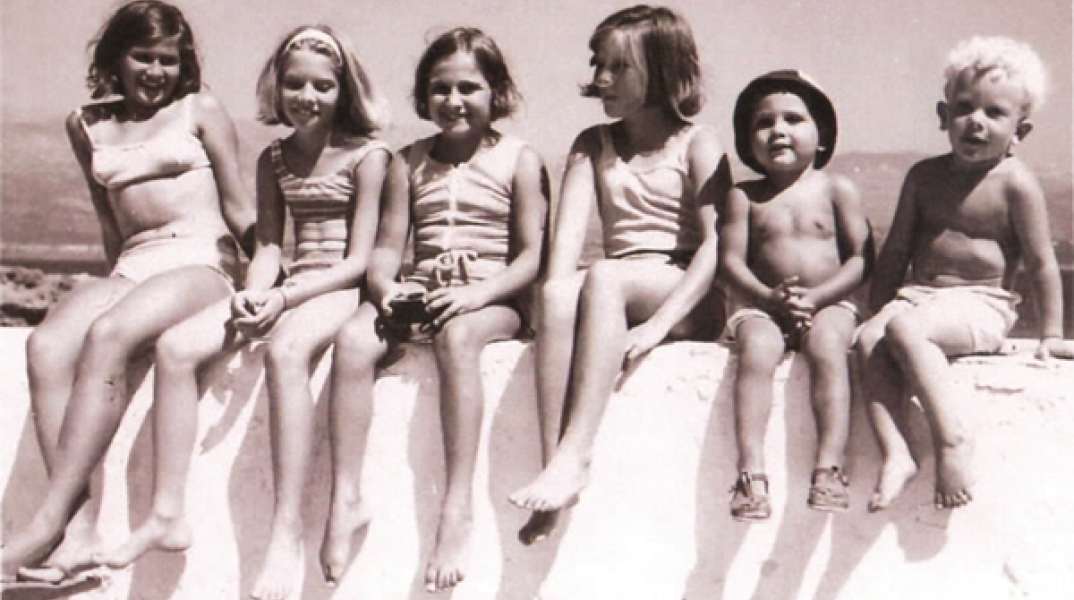 Ο Παύλος Γερουλάνος (δεξιά) με τα αδέλφια του και τα ξαδέλφια του στα Λέπεδα Παλικής