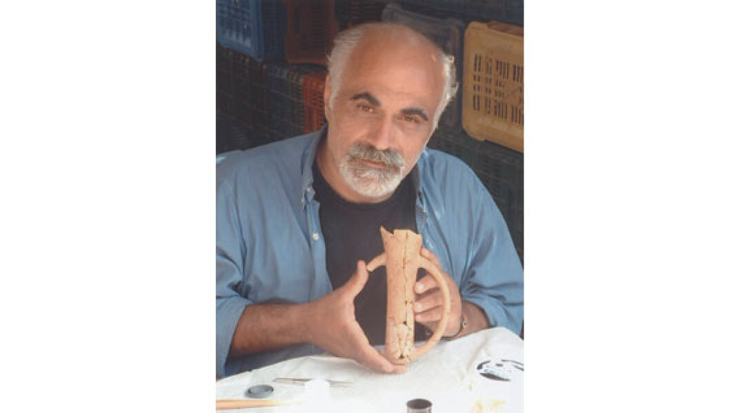 Ο Χρήστος Μπουλιώτης κρατώντας αγγείο από τον προϊστορικό οικισμό Κουκονήσι στον κόλπο του Μούδρου, 2005