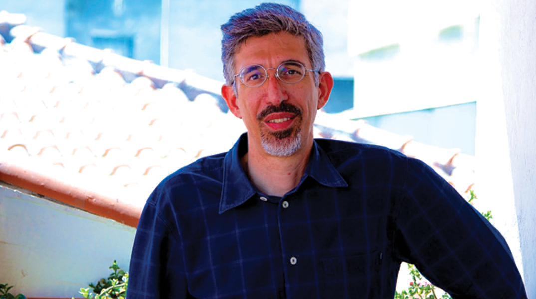 O διευθυντής της Art Athina, Αλέξης Κανιάρης.