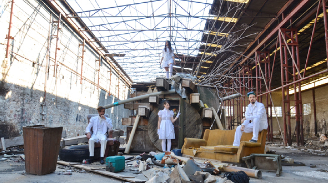 Σκηνή από τη θεατρική παράσταση «Ο ευτυχισμένος πρίγκιπας», Μουσείο Κυκλαδικής Τέχνης