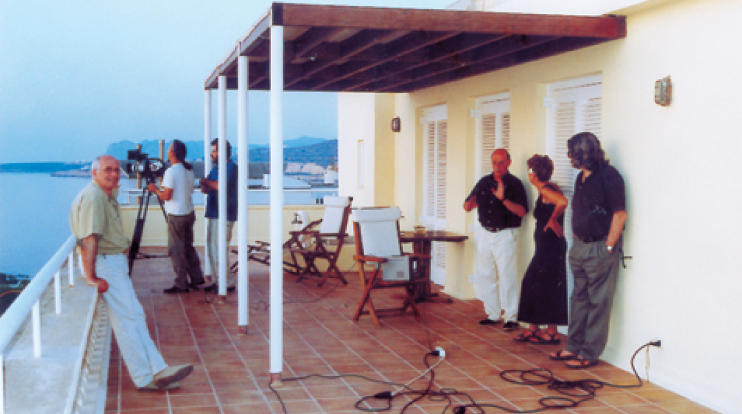 Ο Ανταίος Χρυσοστομίδης (αριστερά) στη διάρκεια των γυρισμάτων της εκπομπής «Οι κεραίες της εποχής μου» με τον συγγραφέα Αντόνιο Ταμπούκι στα Χανιά.