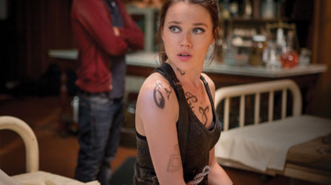 Η Λίλι Κόλινς στον ρόλο της Κλέρι