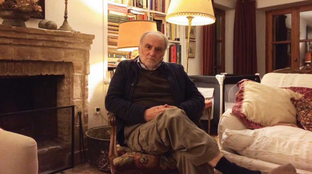 Ο Στέλιος Ράμφος στο σπίτι του στην Πεντέλη