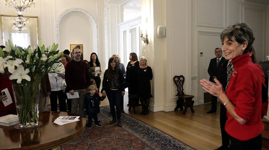 Η Πρέσβης Μs Kate Smith καλωσορίζει τους επισκέπτες στη Βρετανική Πρεσβευτική Κατοικία