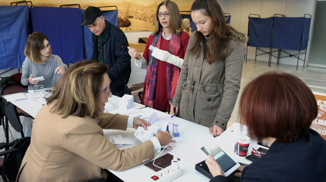 Φίλοι της Κεντροαριστεράς προσέρχονται να ψηφίσουν για την εκλογή του επικεφαλής του νέου ενιαίου πολιτικού φορέα της Κεντροαριστεράς, στο εκλογικό κέντρο του Πνευματικού Κέντρου του Δήμου Χολαργού, την Κυριακή 12 Νοεμβρίου 2017