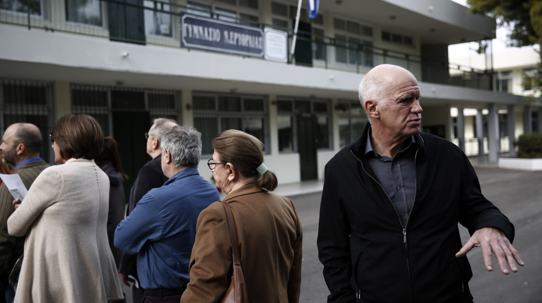 Ο Παπανδρέου ψήφισε, αφού περίμενε στην ουρά