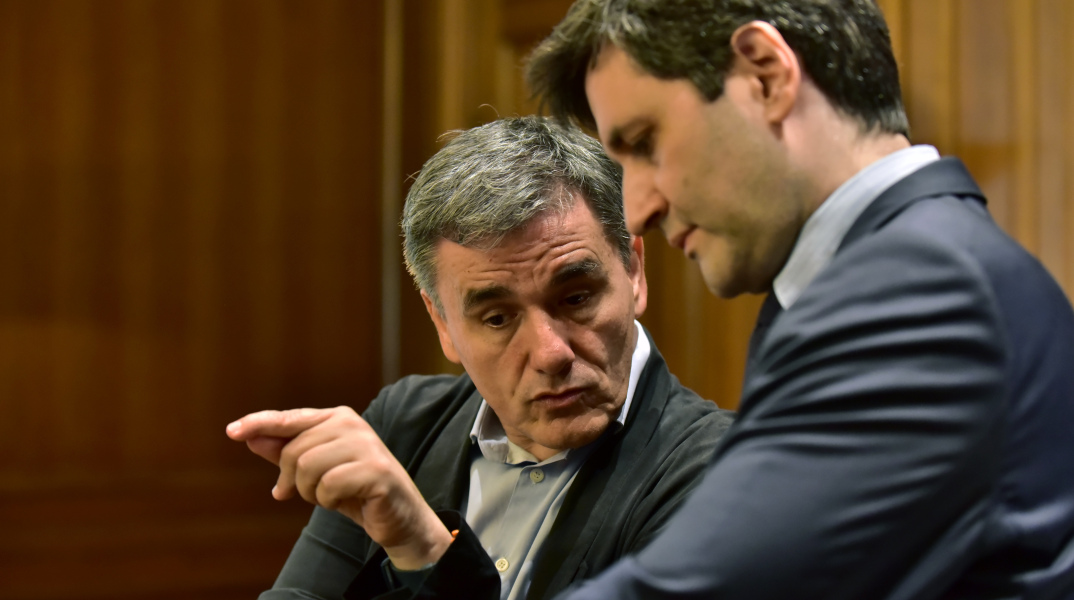 Πέφτουν κι άλλο αφορολόγητο, συντάξεις