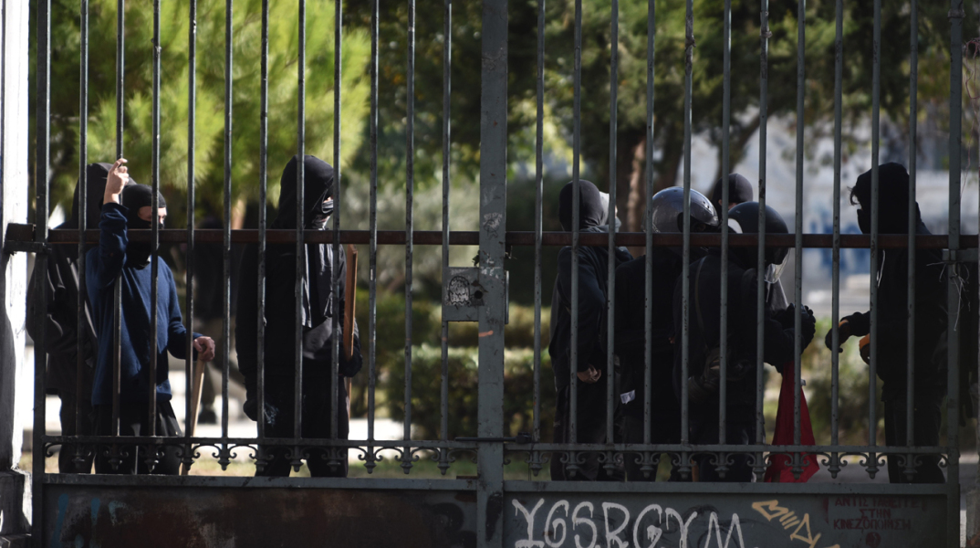 Κατάληψη του Πολυτεχνείου από ομάδες αντιεξουσιαστών