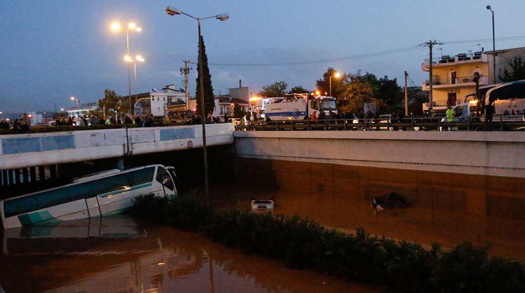ΒΡΑΔΥΝΕΣ ΕΙΚΟΝΕΣ - ΠΛΗΜΜΥΡΕΣ ΣΤΗΝ ΕΘΝΙΚΗ ΟΔΟ ΣΤΟ ΥΨΟΣ ΤΗΣ ΕΛΕΥΣΙΝΑΣ