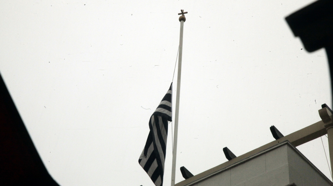 Μεσίστιες οι σημαίες στα σχολεία λόγω εθνικού πένθους