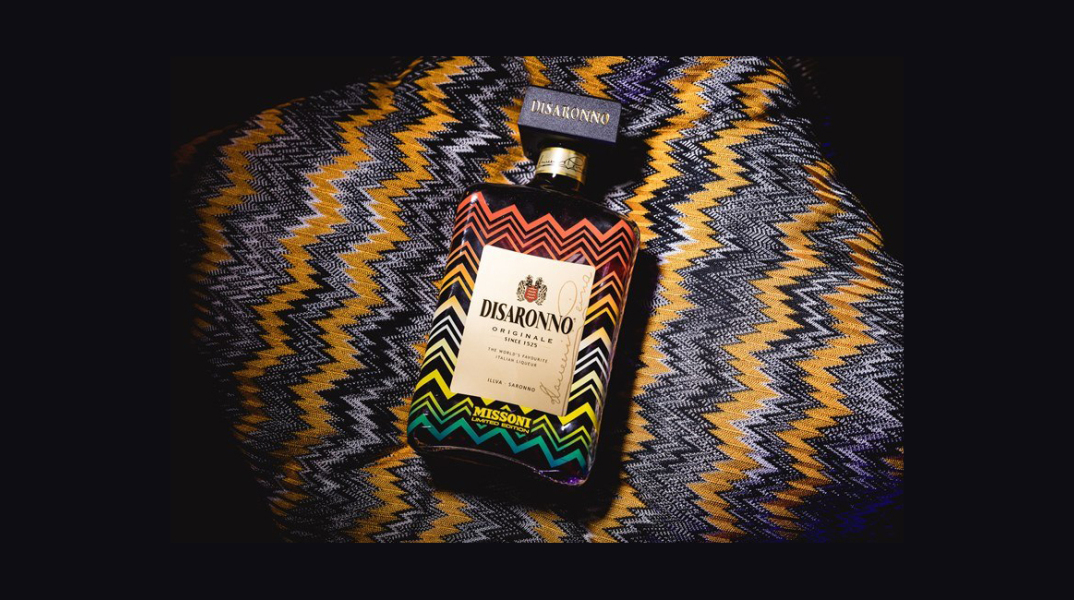Το outfit του Disaronno φέτος αναλαμβάνει ο ιταλικός Οίκος MISSONI, δημιουργώντας μια μοναδικής κομψότητας και πρωτοτυπίας συλλεκτική φιάλη! 