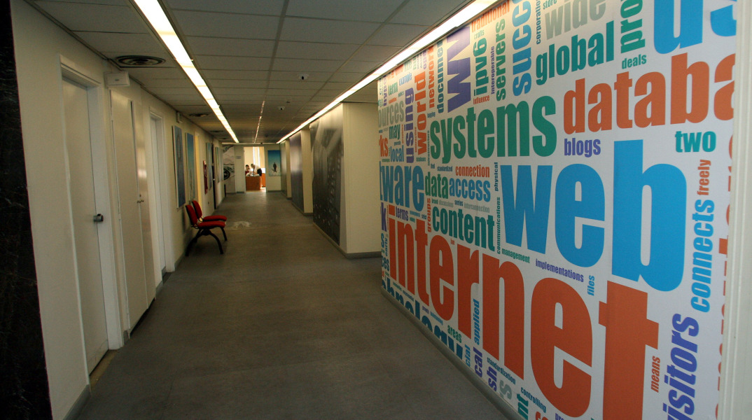 Και νεαρή γυναίκα για παιδική πορνογραφία