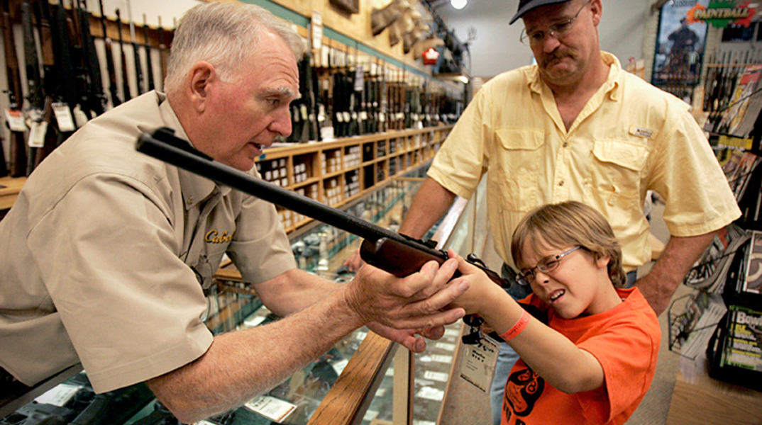 Πιο αυστηρούς ελέγχους πριν την πώληση όπλων θέλουν οι Αμερικανοί