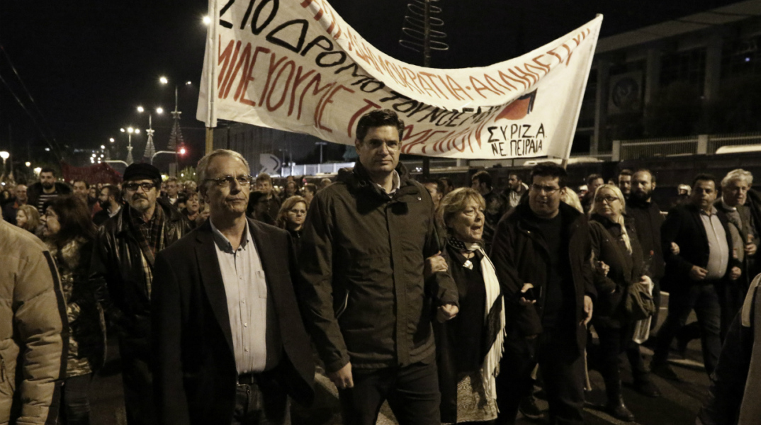 Γιούχα και αυγά στο μπλοκ του ΣΥΡΙΖΑ που προστάτευαν τα ΜΑΤ (video)