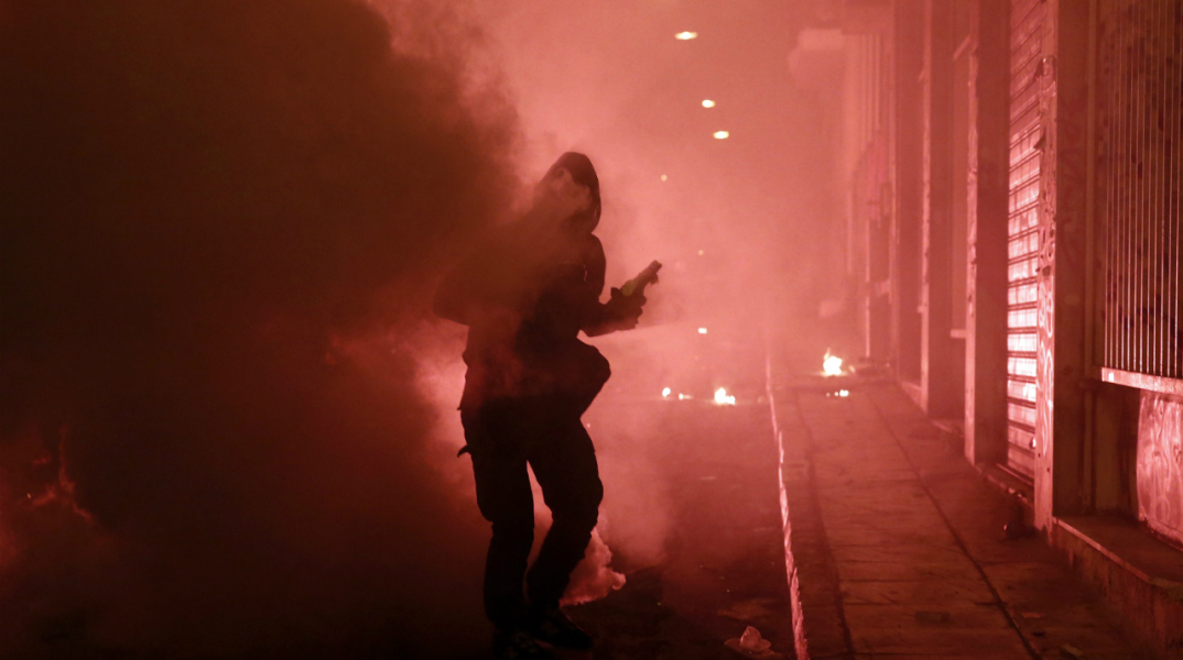 Διασωληνωμένη στην εντατική η γυναίκα που τραυματίστηκε στα Εξάρχεια
