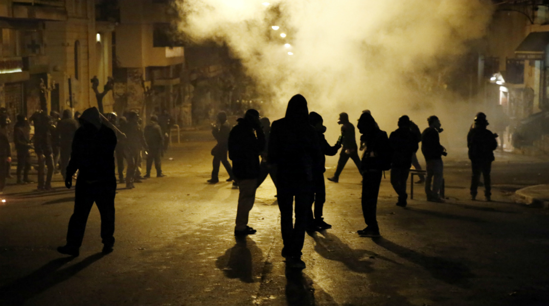 Με βαριές κατηγορίες στον εισαγγελέα 9 Έλληνες και 7 αλλοδαποί για τα χθεσινά επεισόδια στα Εξάρχεια.