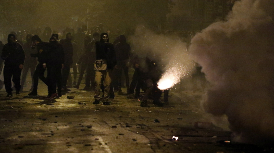 Δεκαέξι συλλήψεις και 23 προσαγωγές στα επεισόδια στα Εξάρχεια