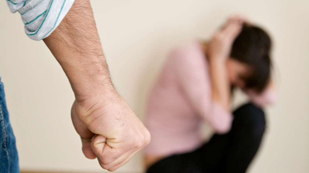 Στην Ελλάδα 8 στις 10 κακοποιημένες γυναίκες είναι θύματα του συζύγου τους