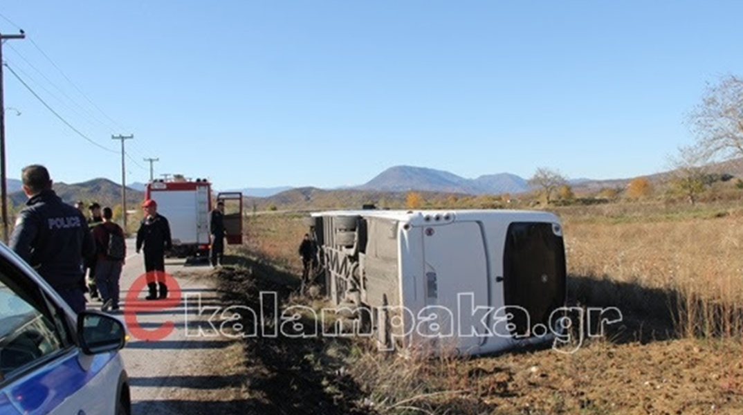 Ανατροπή ΚΤΕΛ στα Τρίκαλα - Τέσσερις επιβάτες προληπτικά στο νοσοκομείο 