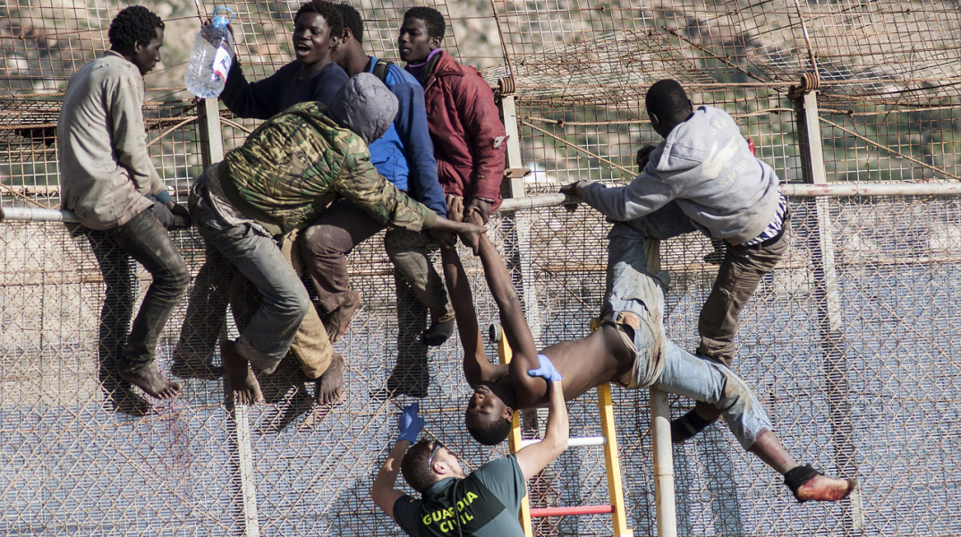 Ισπανία: Εκατοντάδες μετανάστες κρατούνται σε φυλακή κοντά στη Μάλαγα