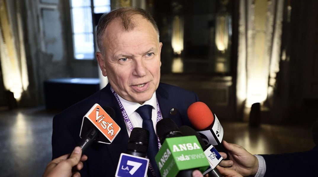 Ο Ευρωπαίος Επίτροπος Υγείας καλεί όσους τάσσονται κατά των εμβολίων «να κάνουν μια βόλτα στα ευρωπαϊκά νεκροταφεία»