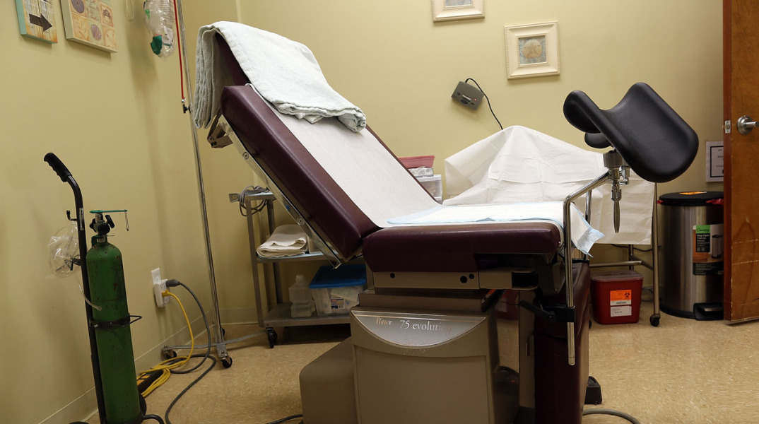 Πρόστιμο 6.000 ευρώ σε γυναικολόγο για διαφήμιση αμβλώσεων στη Γερμανία