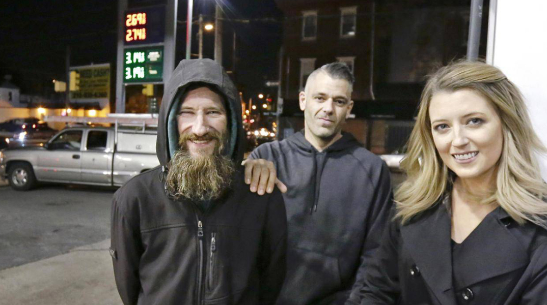 - Άστεγος έδωσε τα τελευταία του 20 δολάρια σε μια κοπέλα που ξέμεινε από βενζίνη 