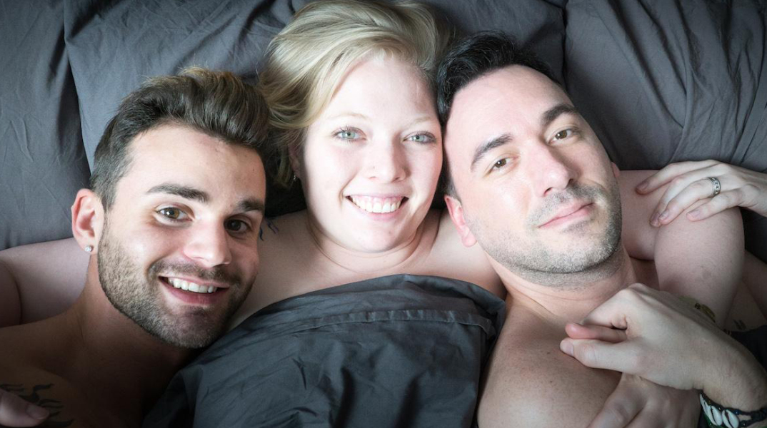  Μια γυναίκα δύο άνδρες - Η Κέιτ συζεί με τον φίλο της και τον σύζυγό του 