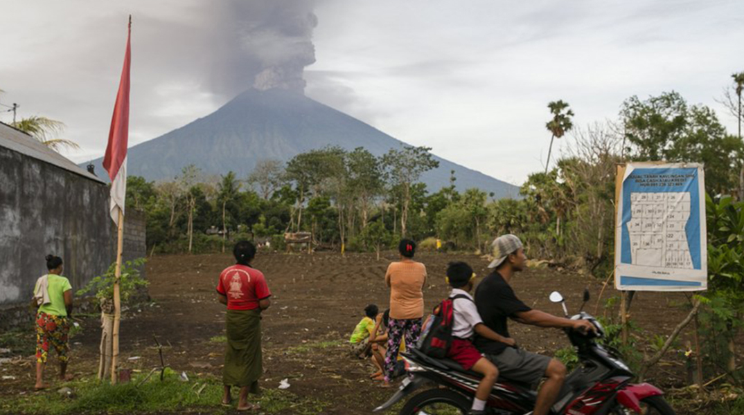 «Βρυχάται» το ηφαίστειο Αγκούνγκ στο Μπαλί 