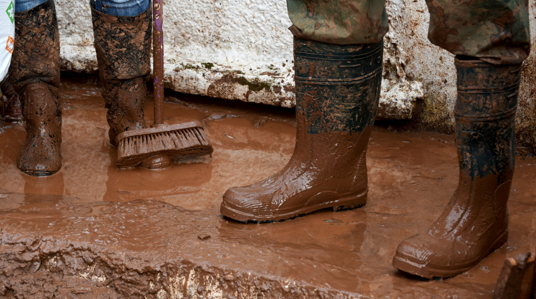 Η Μάνδρα, η κλιματική αλλαγή και οι πολιτικές της Ελλάδας που θυμίζουν Τραμπ 