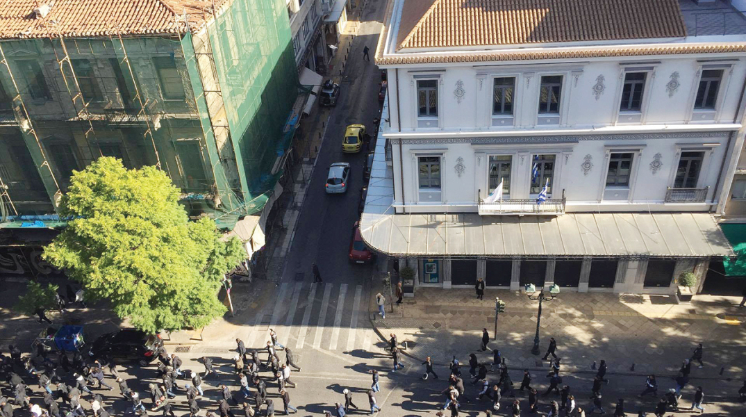 Λίγο πριν τα επεισόδια ανάμεσα σε οπαδούς του ΠΑΟΚ και Πακιστανούς στο κέντρο της Αθήνας, στις 26/11.  