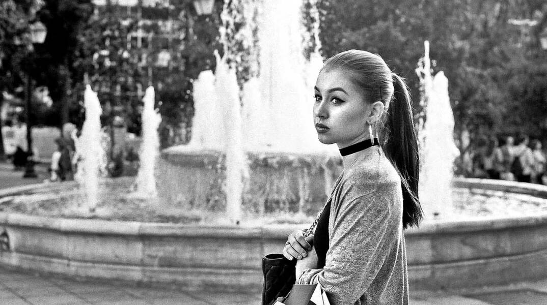 © ΓΙΑΝΝΗΣ ΟΙΚΟΝΟΜΟΥ. Τα κορίτσια της διπλανής πόρτας.