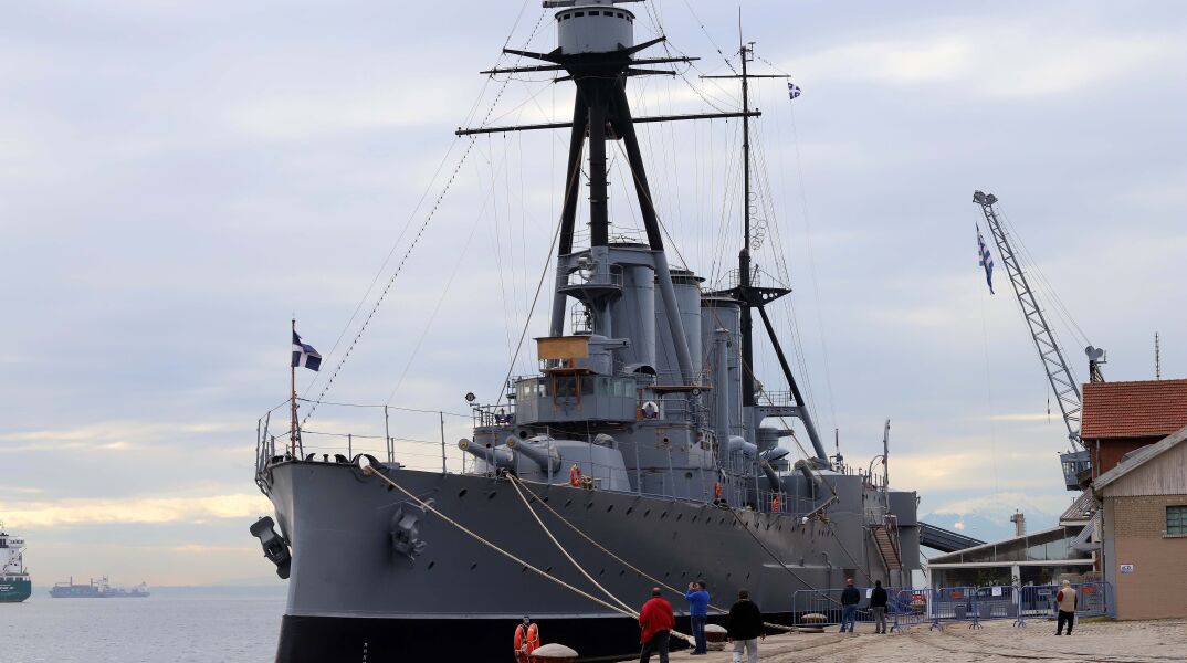 Κόλλησε στη θαλασσοταραχή το θωρηκτό Αβέρωφ, μένει στη Θεσσαλονίκη 