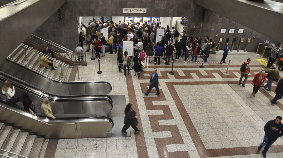 Ανοιχτό το μετρό Συντάγματος, στο ΚΑΤ ο άνδρας που έπεσε στις ράγες