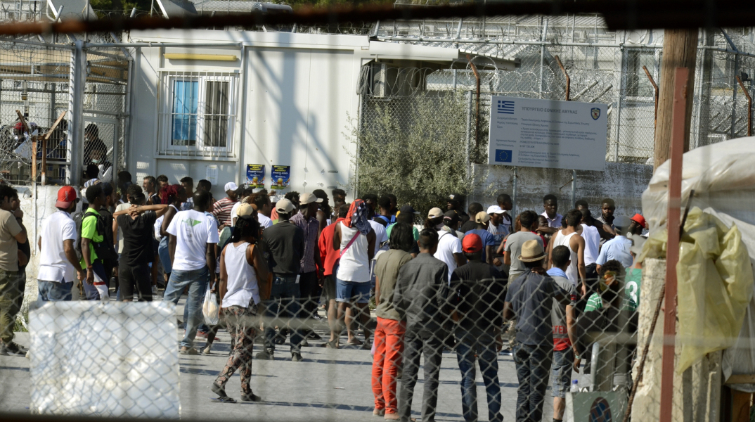 Μετανάστες και πρόσφυγες από τη Λέσβο μεταφέρονται σε Πειραιά και Κρήτη 