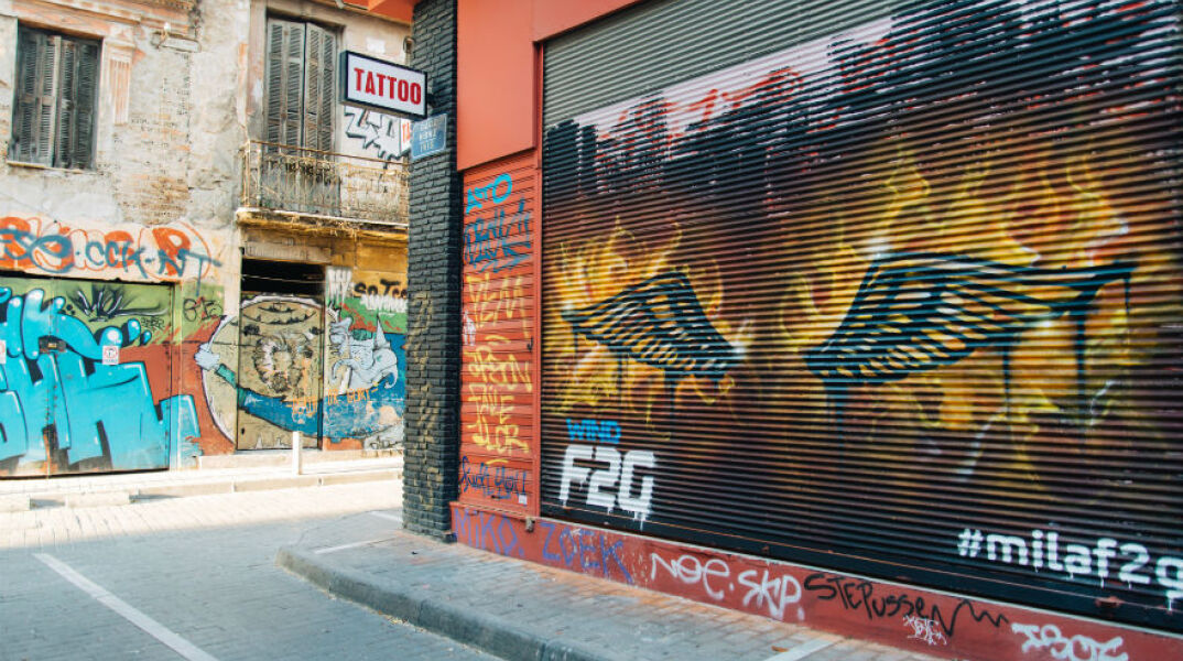 WINGS ON FIRE: Το νέο graffiti στου Ψυρρή που «καίει»!