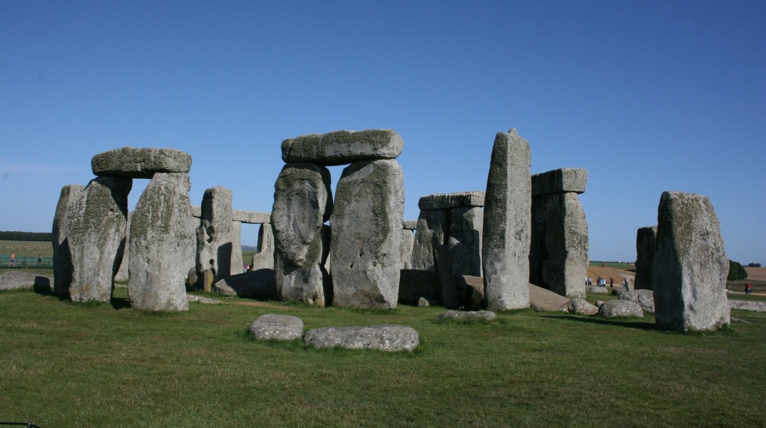 stonehenge-252283_1920.jpg