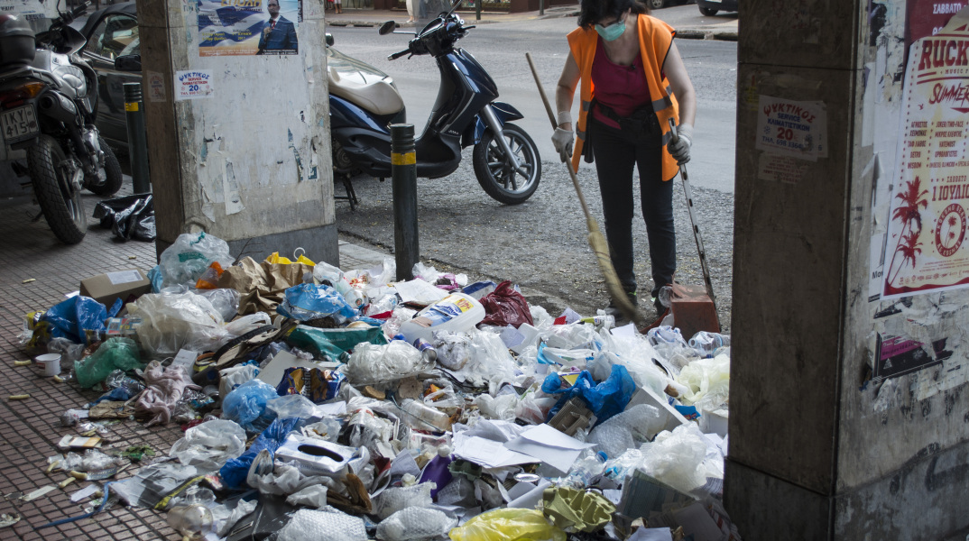 Γιορτές με σκουπίδια στην Αθήνα 