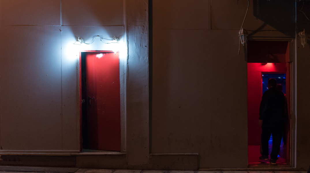 Εργασία στο σεξ: Να διώκεται ο πορνοπελάτης; 