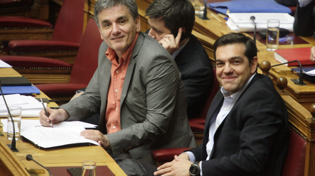tsipras_tsakalotos_smiling_-_kodarinis.jpg