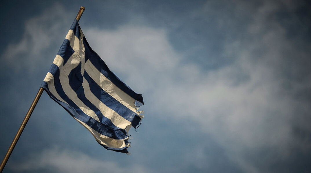 Ελληνική σημαία - Συννεφιά