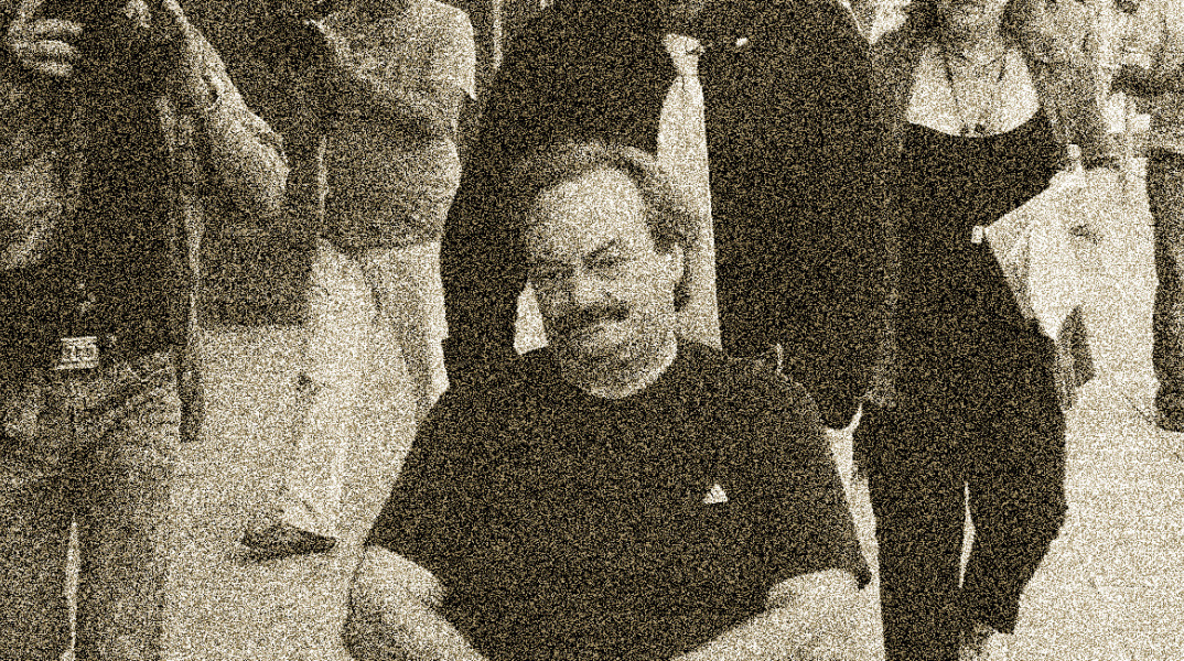 Kαλύτερα να διαδηλώνουν τα πλήθη κατά των μέτρων της κυβέρνησης για τις συντάξεις, παρά να ασχολούνται με τις βρομιές σε επίπεδο κορυφής.