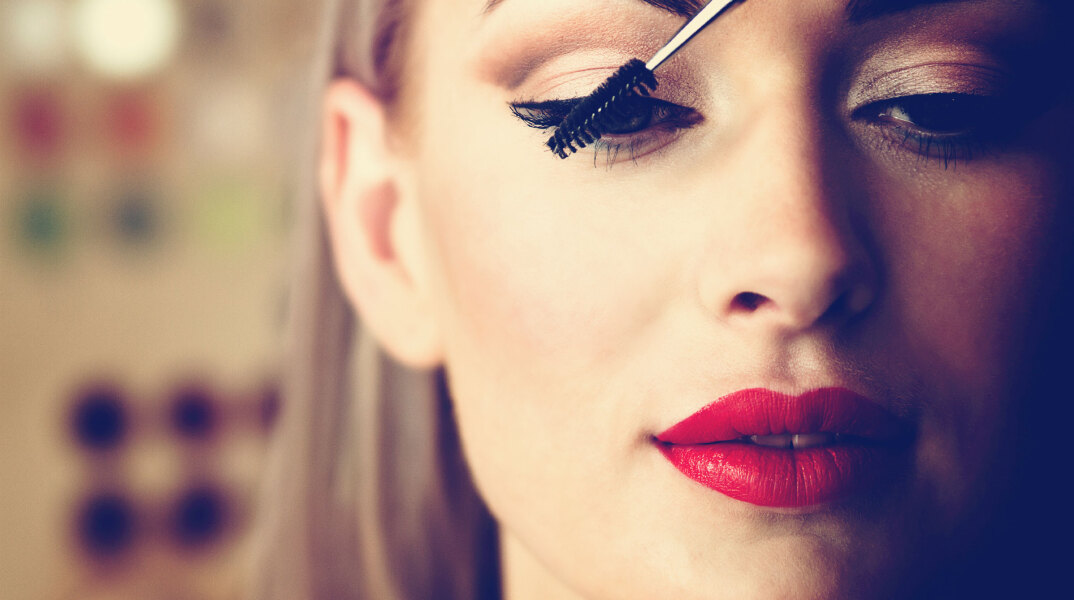 636066576457072708-1075692731_07-11-easy-ways-to-winter-proof-you-make-up-mascara.jpg