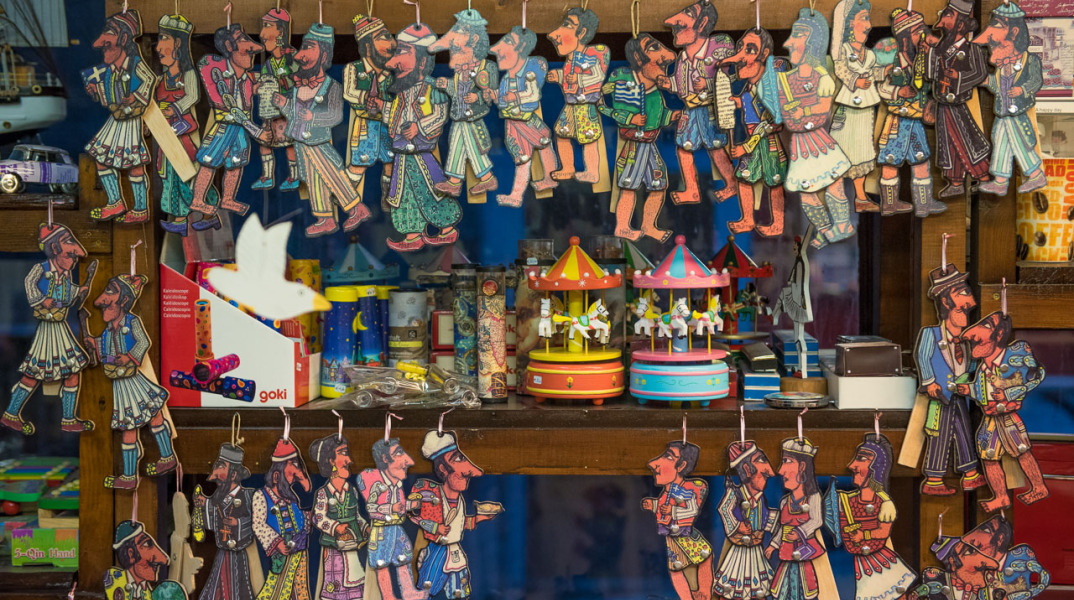 Το παιχνιδάδικο, το παλαιοπωλείο συν δύο νοσταλγικά καταστήματα που αντέχουν