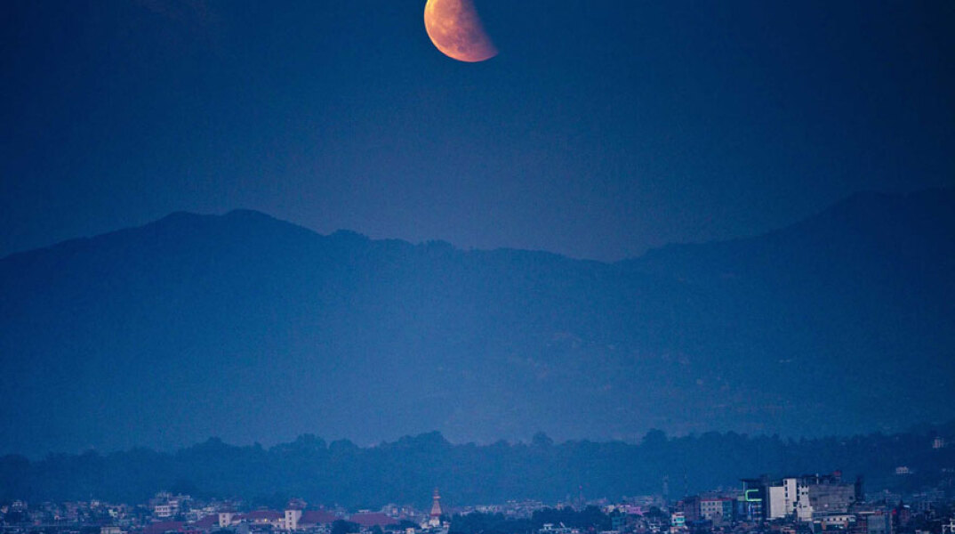 Ολική έκλειψη μιας ματωμένης, μπλε και υπερσελήνης στον άξονα Υδροχόου - Λέοντα