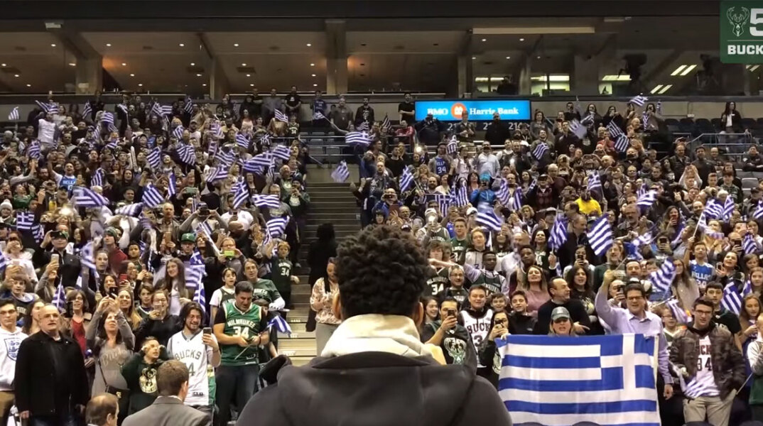 Μετά το τέλος του αγώνα των Μπακς με τους Νετς μια ολόκληρη ελληνική κερκίδα αποθεώνει τον Γιάννη Αντετοκούνμπο, 26/1
