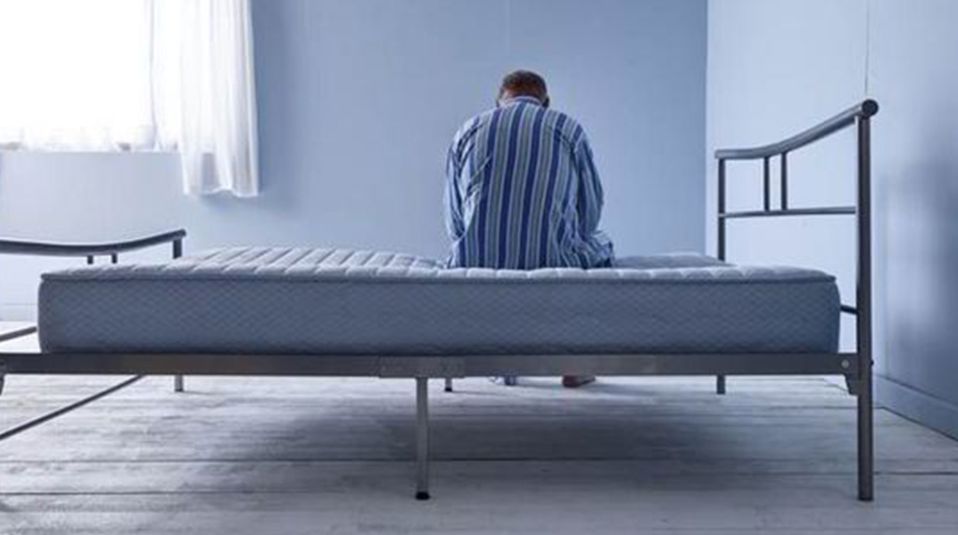 lonely-old-man-sat-on-bed-553719.jpg